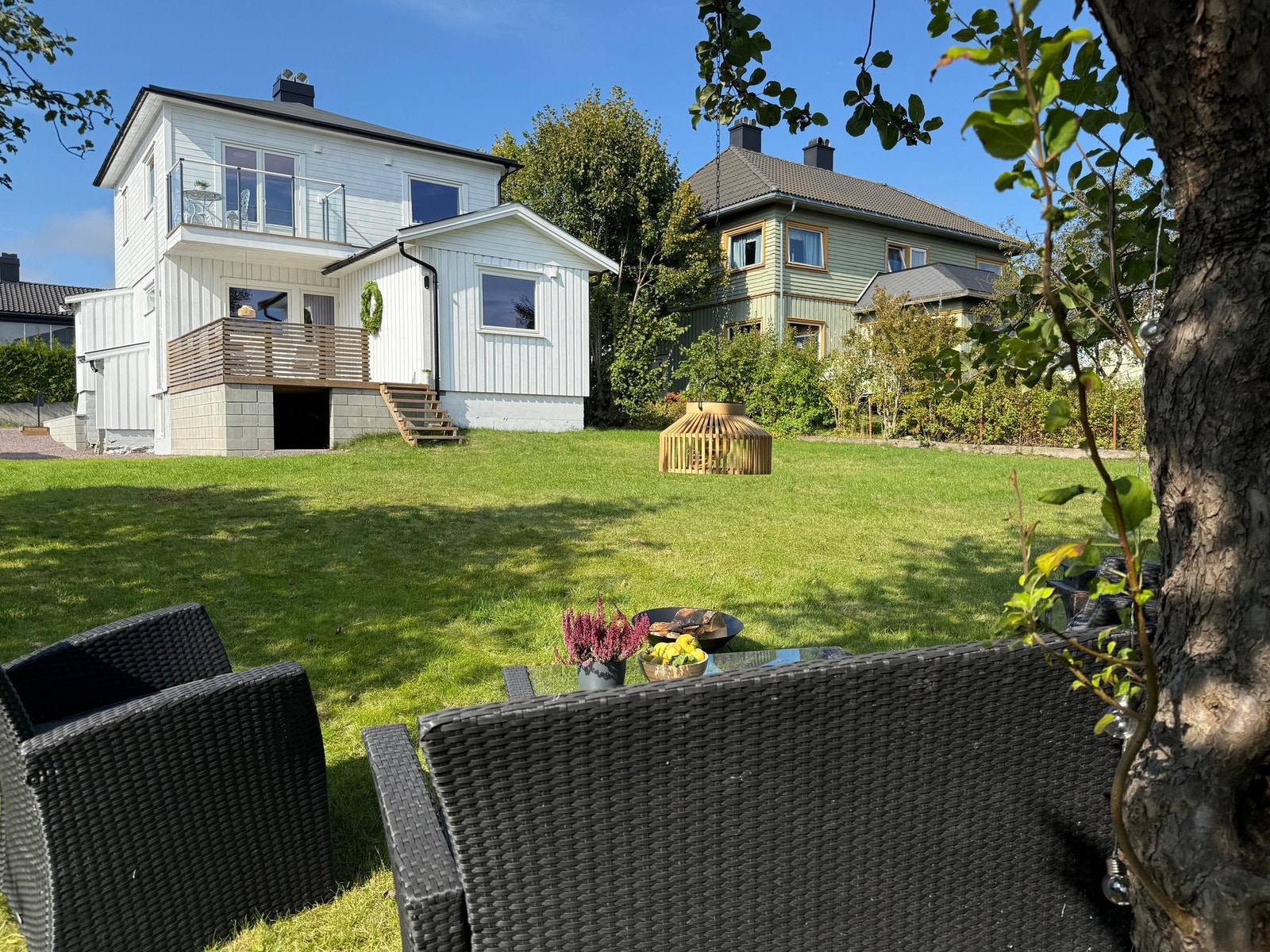 Velkommen til en flott enebolig over to plan pluss kjeller, beliggende i et etablert og attraktivt boligområde. Galleribilde