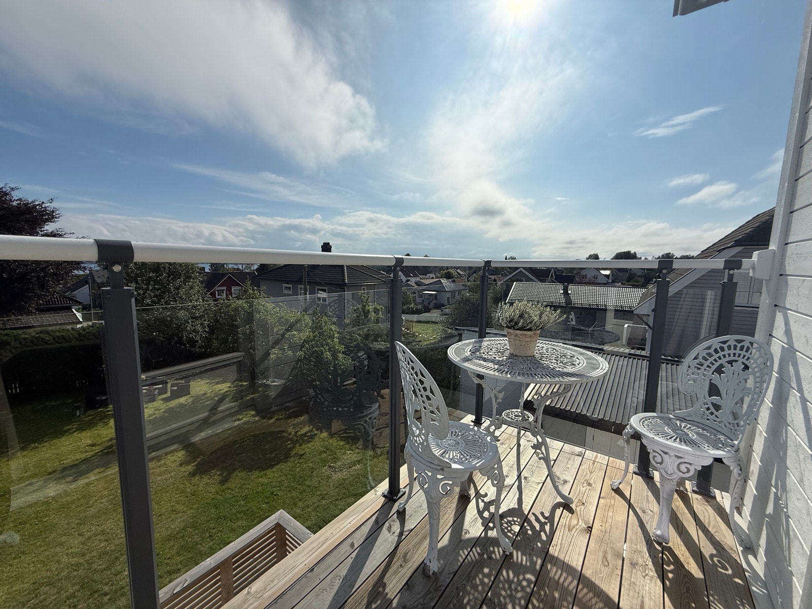 Fra soverommet i 2. etasje er det utgang til en solrik balkong med flott utsikt - perfekt for morgenkaffen eller sene sommerkvelder Galleribilde