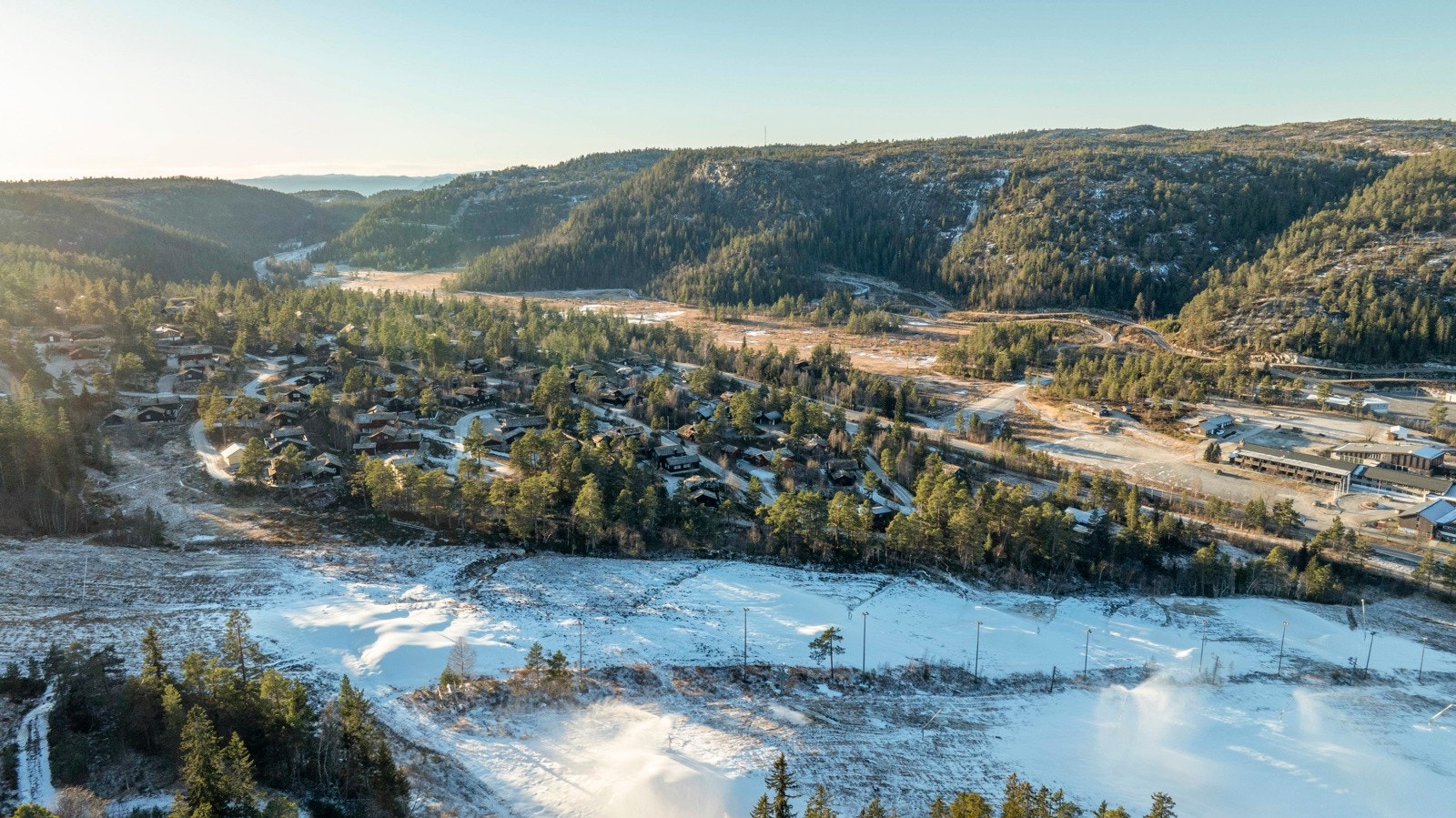 Man har mange kilometer med oppmerkede skiløyper i området og et fantastisk turområde i fjellet. Galleribilde