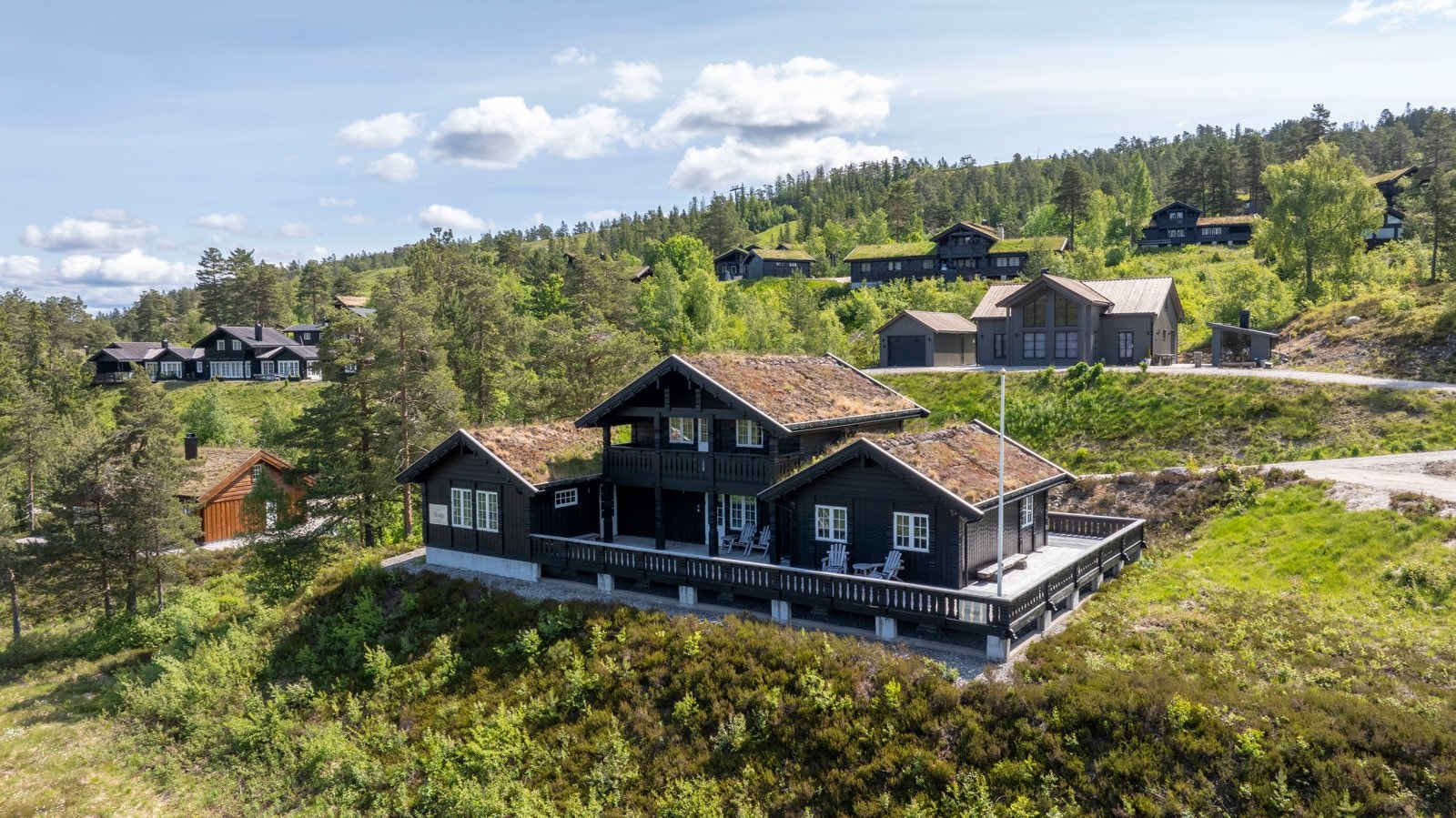 PRIVATmegleren Park ved Lars Jakob Aarak har gleden av å få presentere denne flotte hytta med idyllisk beliggenhet på Gautefall i Drangedal kommune. Galleribilde