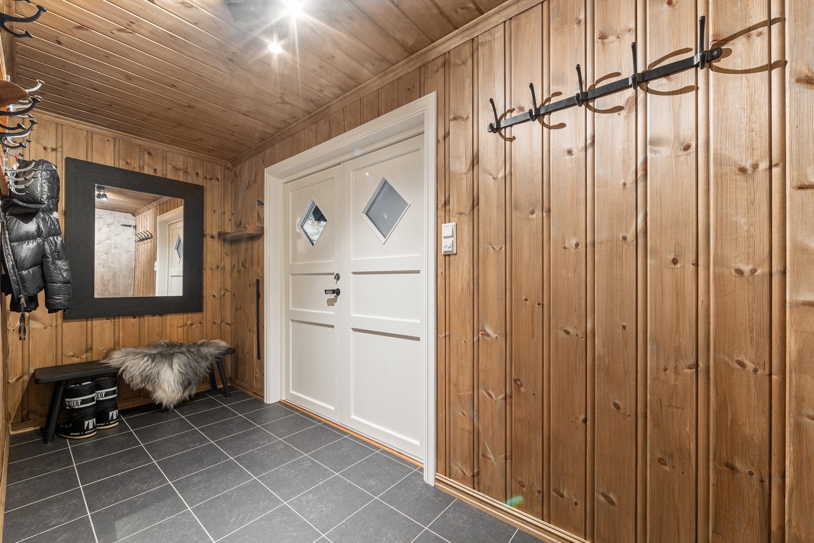 Velkommen inn. Stor og innbydende gang med varmekabler i gulv. Galleribilde