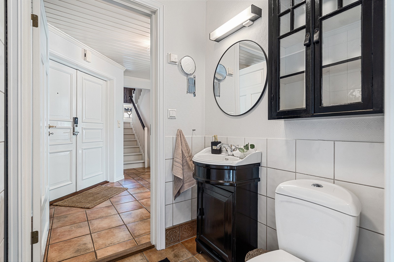 Bad med toalett og dusj Galleribilde