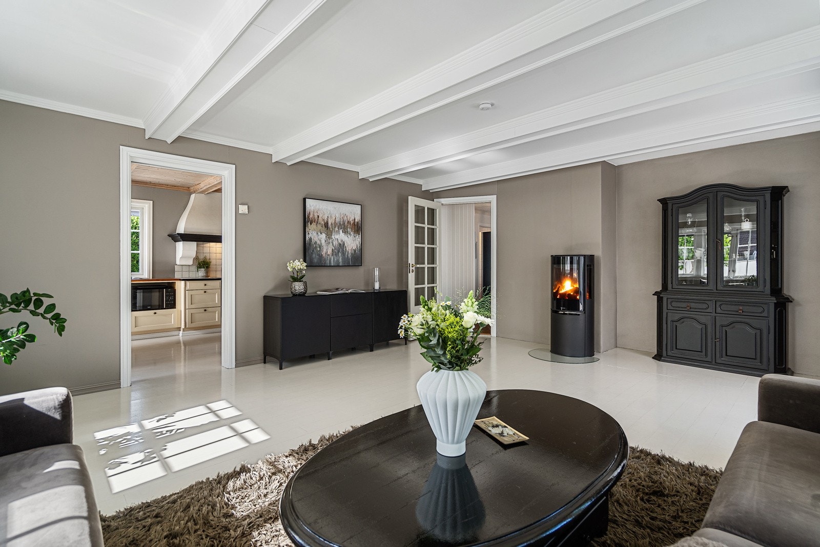 Nydelig stue med nyere peisovn Galleribilde