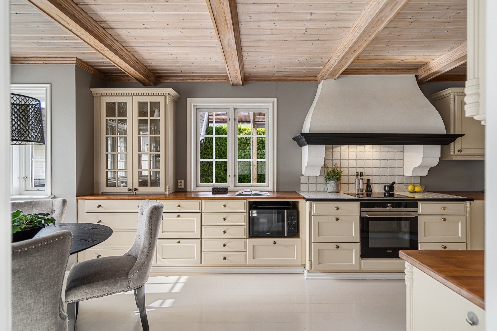 Lekkert Huseby kjøkken med integrerte hvitevarer Galleribilde