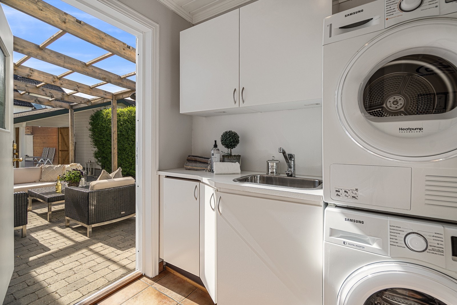 Vaskerom med utgang til bakhagen Galleribilde