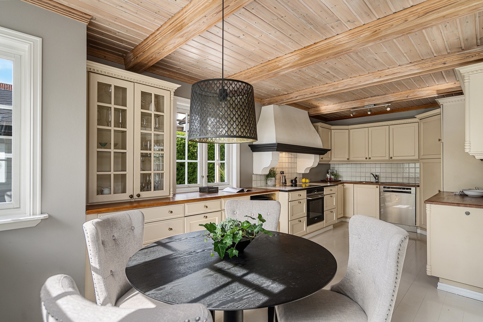 Velutstyrt og med mye skap- og benkplass Galleribilde