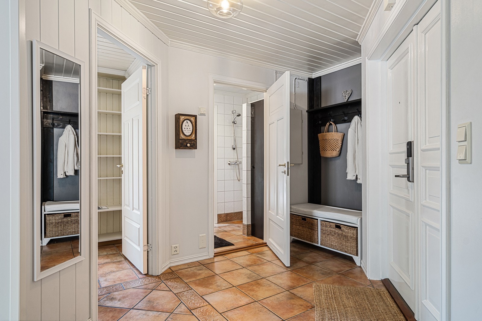 Hall med garderobeløsning Galleribilde