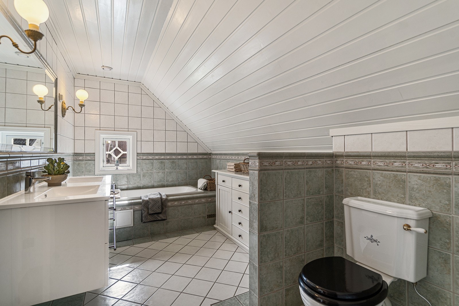 Koselig bad med både badekar og dusj Galleribilde