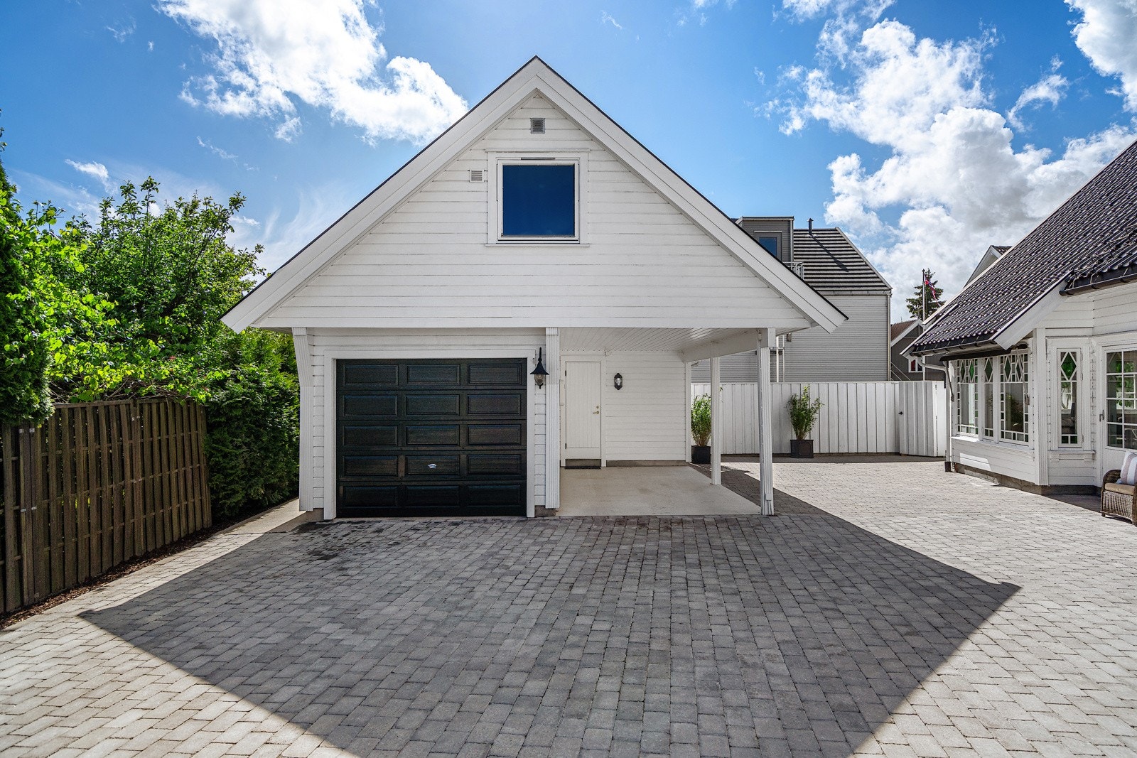 Frittliggende garasje med carport og bod. Samt innredet loft Galleribilde