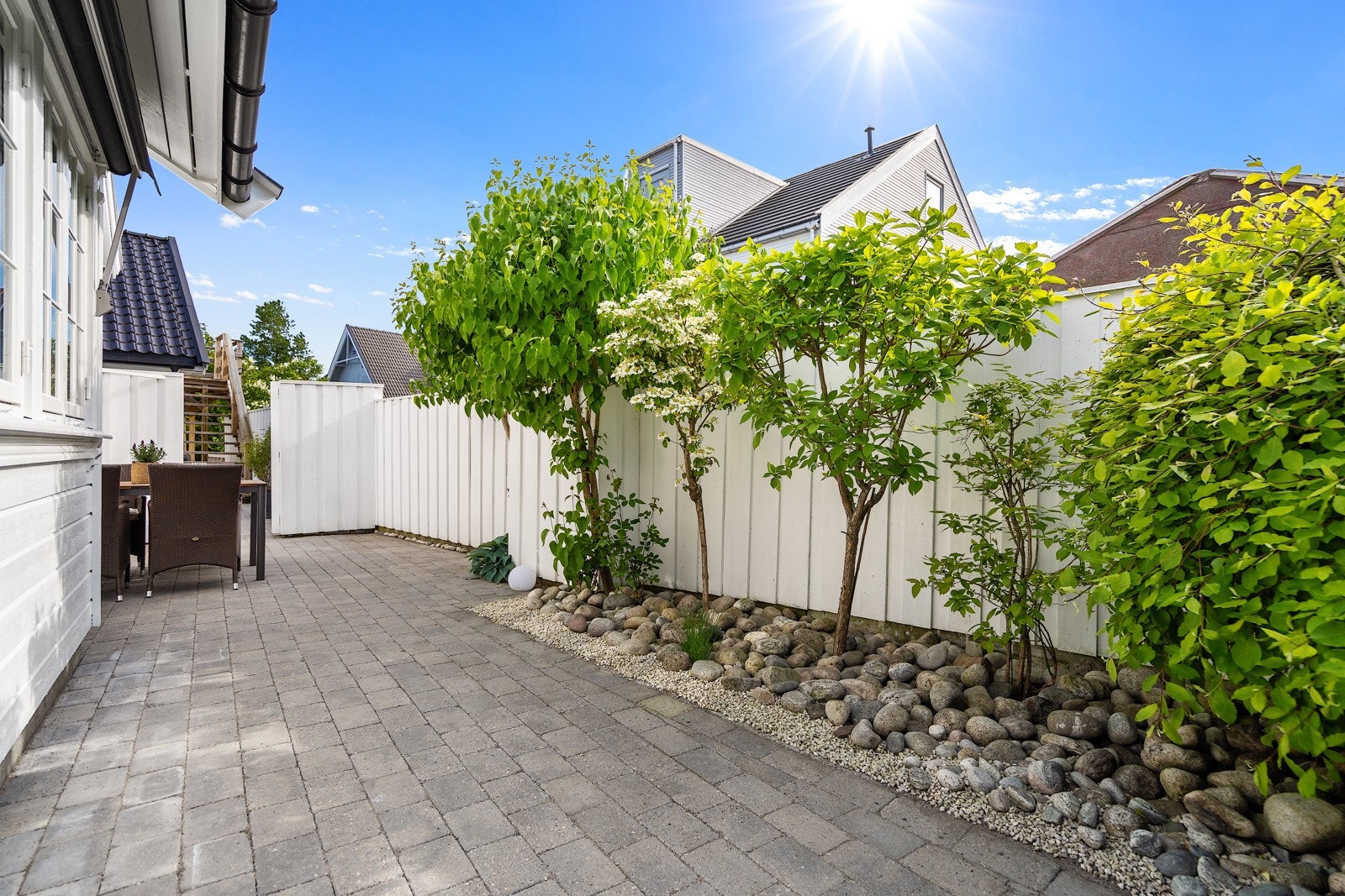 Stenlagt og flere fine uteplasser Galleribilde