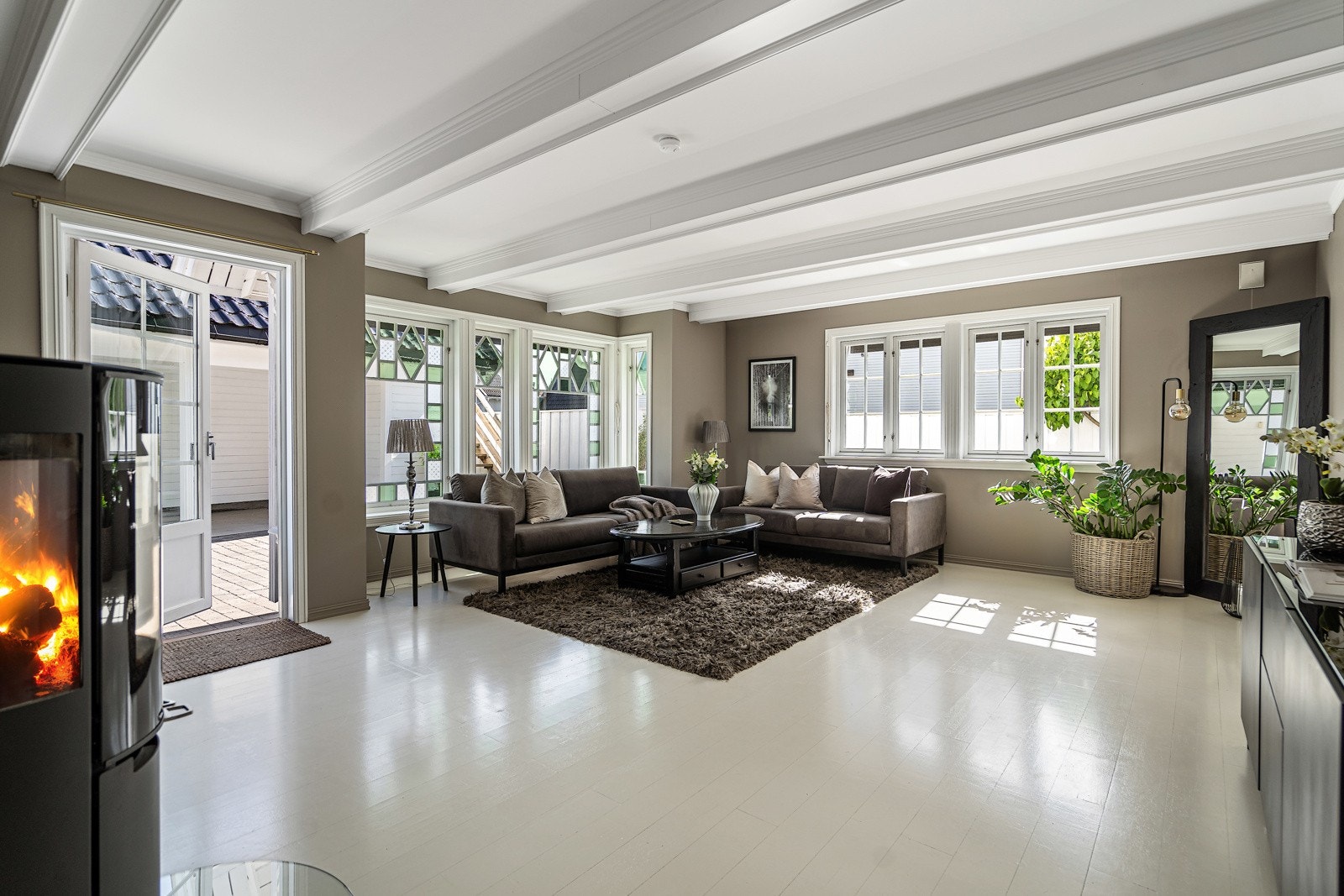 Lys og åpen stue med store vindusflater som gir godt med naturlig lysinnslipp Galleribilde