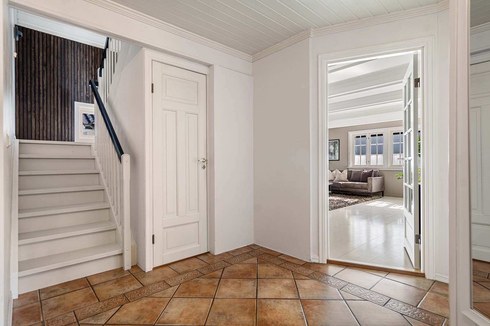 Romslig hall Galleribilde