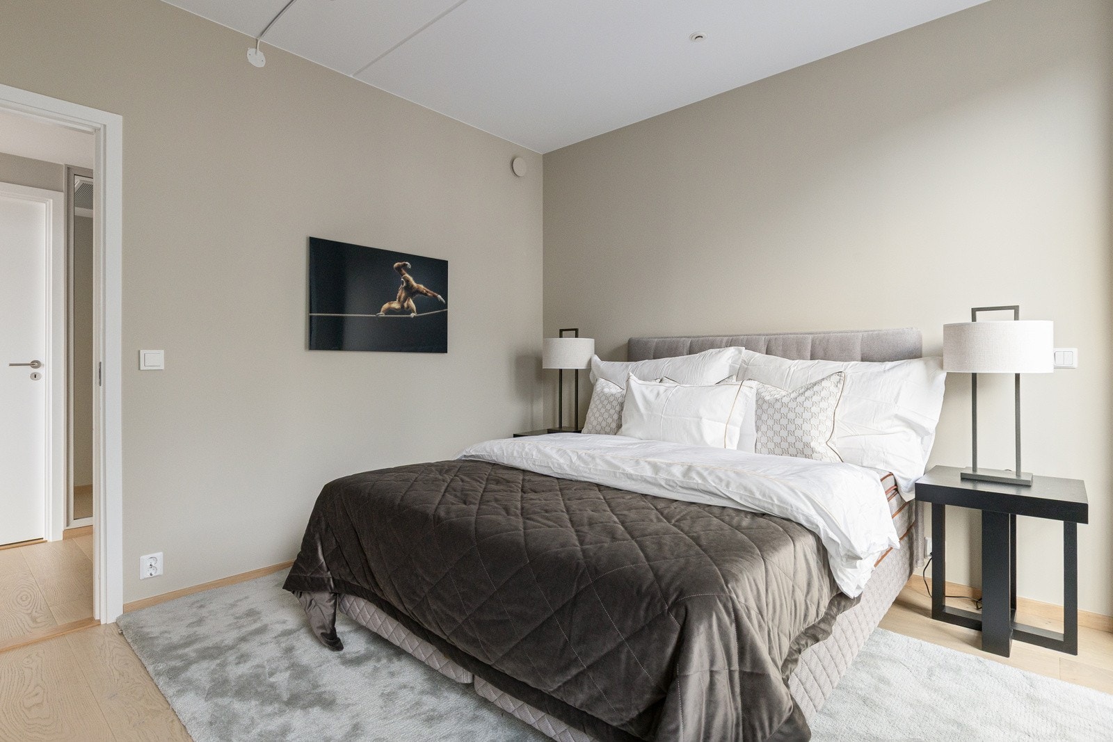Soveron I - Leiligheten har totalt 2 soverom, begge med adkomst direkte fra gangen som er tilknyttet stuen. Galleribilde