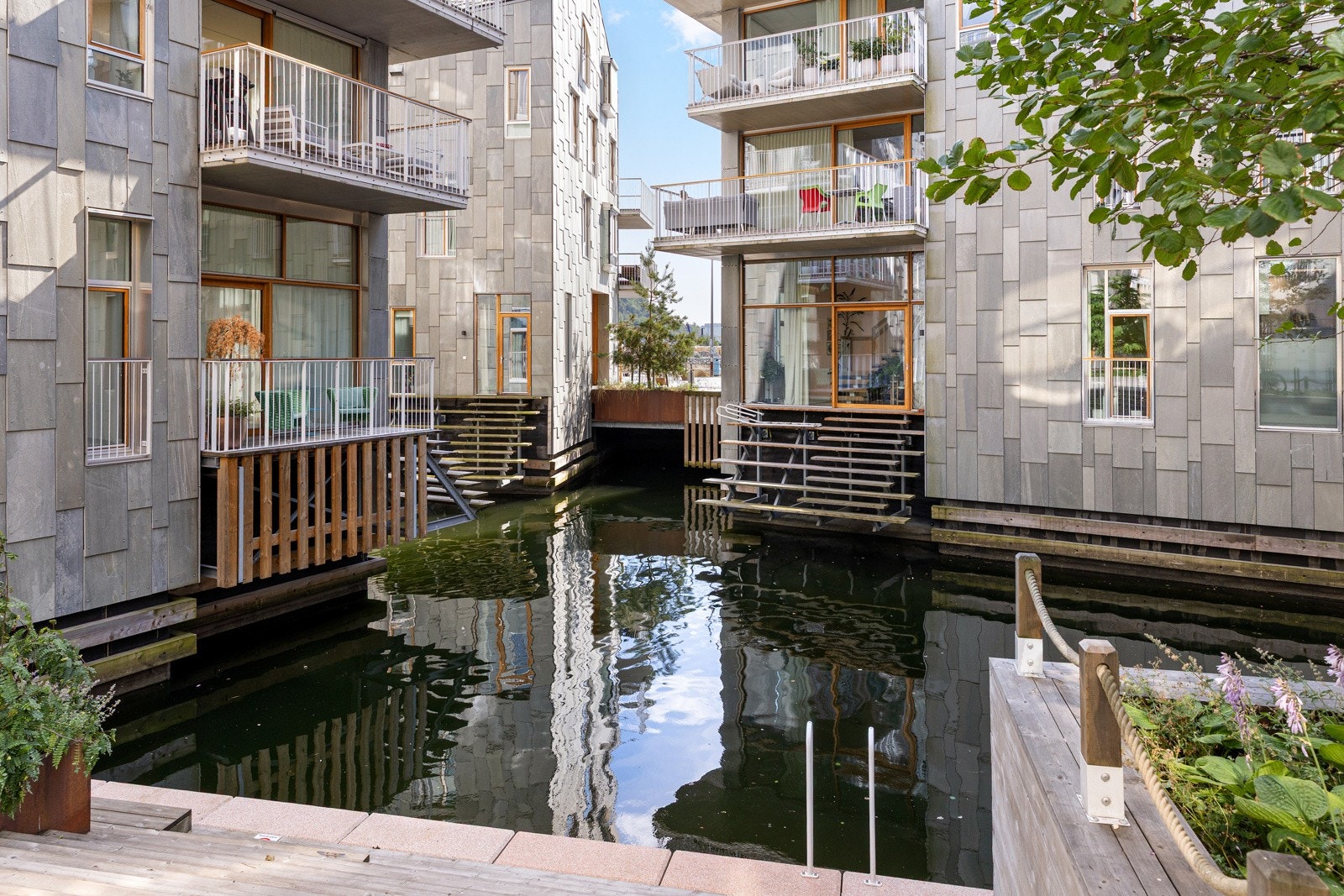 Bjørvika er det ultimate stedet for alle badenymfer, med badeplasser som Operastranda, Sørenga sjøbad og bryggeanleggene langs Havnepromenaden. Galleribilde