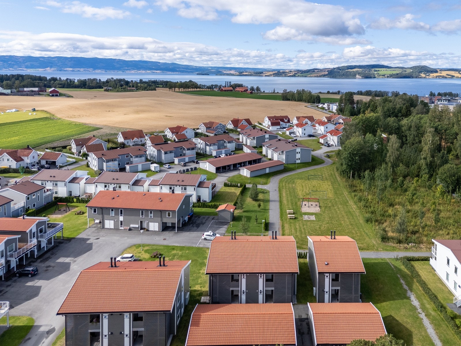 Fra eiendommen er det kort veg til Mjøsa med turstier og badeplass, golfbane og fotballbane. Galleribilde