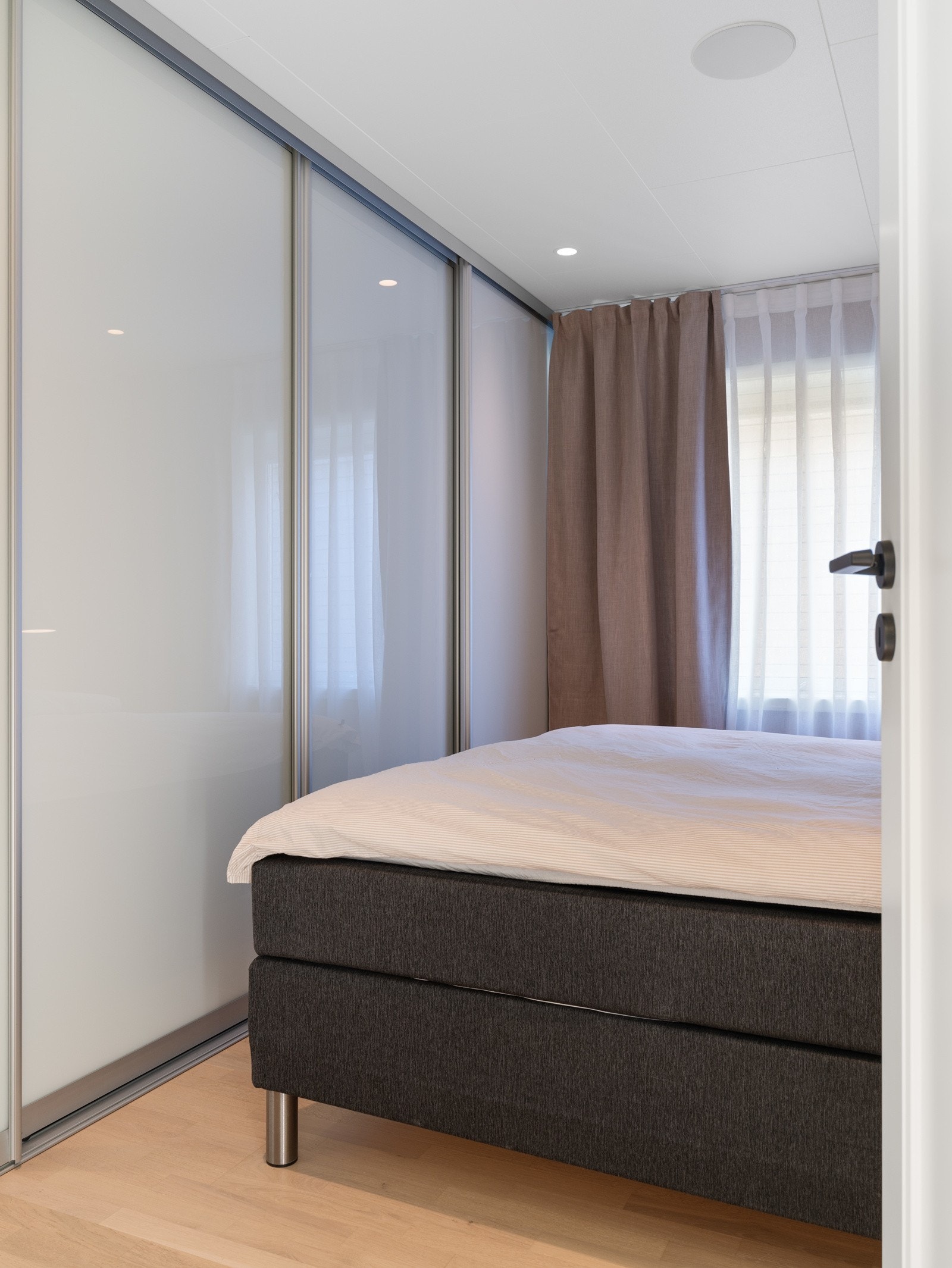 Rommet har godt med garderobeplass. Galleribilde