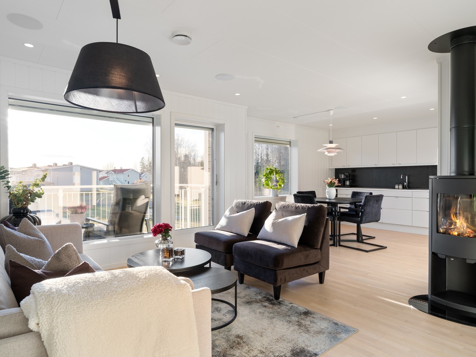 Velkommen til en pen leilighet beliggende i 2.etasje i et attraktivt boligområde. Galleribilde