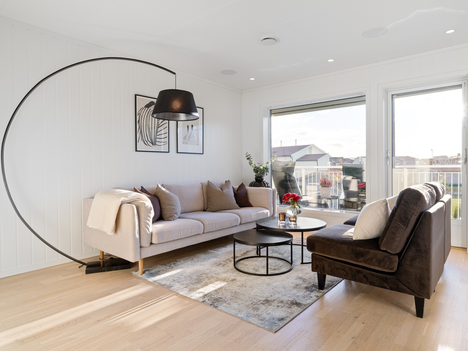 Fra stuen er det utgang til delvis overbygget veranda. Galleribilde