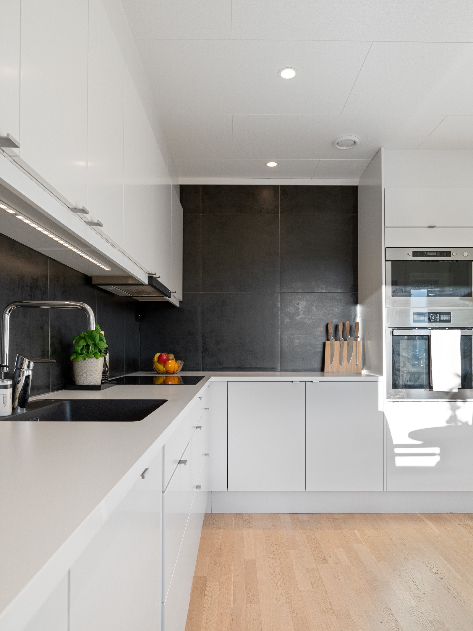 Kjøkkeninnredningen har slette fronter og benkeplate i laminat. Galleribilde