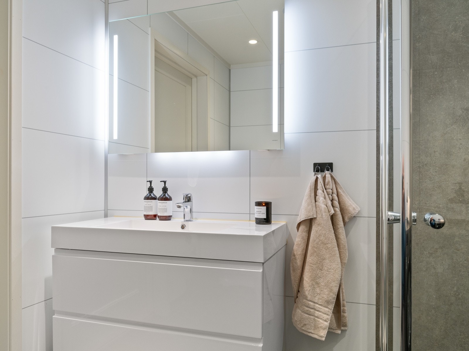 Badet har baderomsinnredning med heldekkende servant, vegghengt toalett og dusjhjørne. Galleribilde