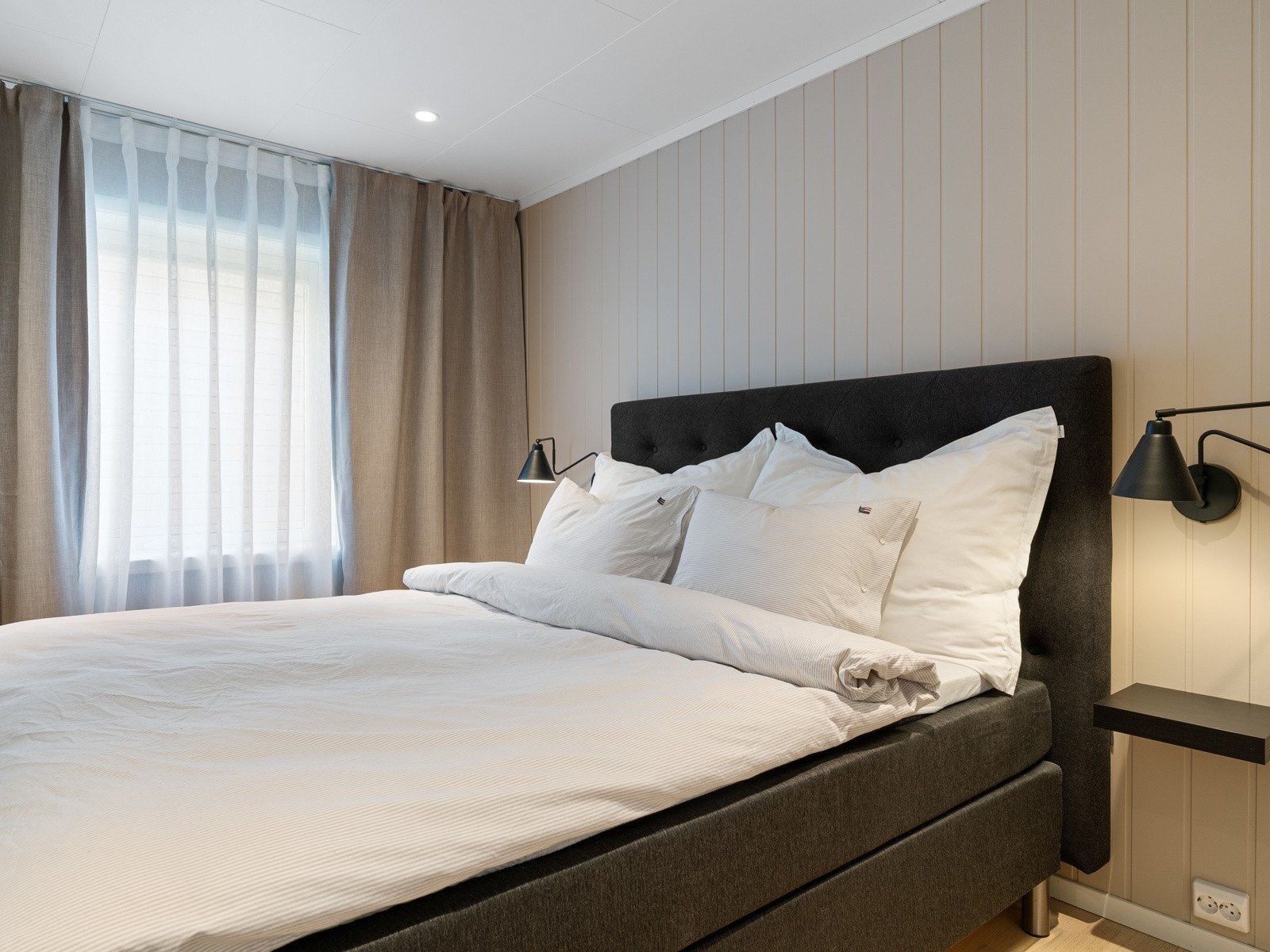 Leiligheten har 2 soverom, dette er hovedsoverommet. Galleribilde