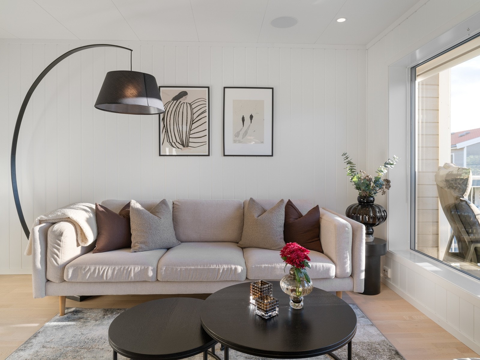 Det er store vindusflater som slipper inn godt med dagslys. Galleribilde