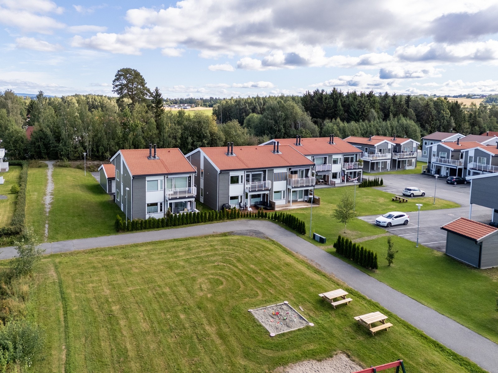 Det er screens på vinduene for solskjerming. Galleribilde