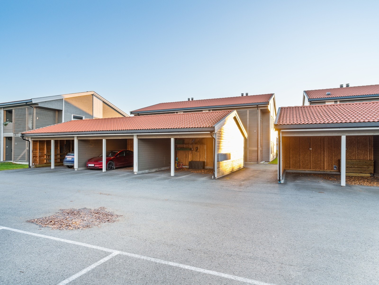 Leiligheten disponerer carport med opplegg for elbillader samt èn biloppstillingsplass på felles parkering. Galleribilde