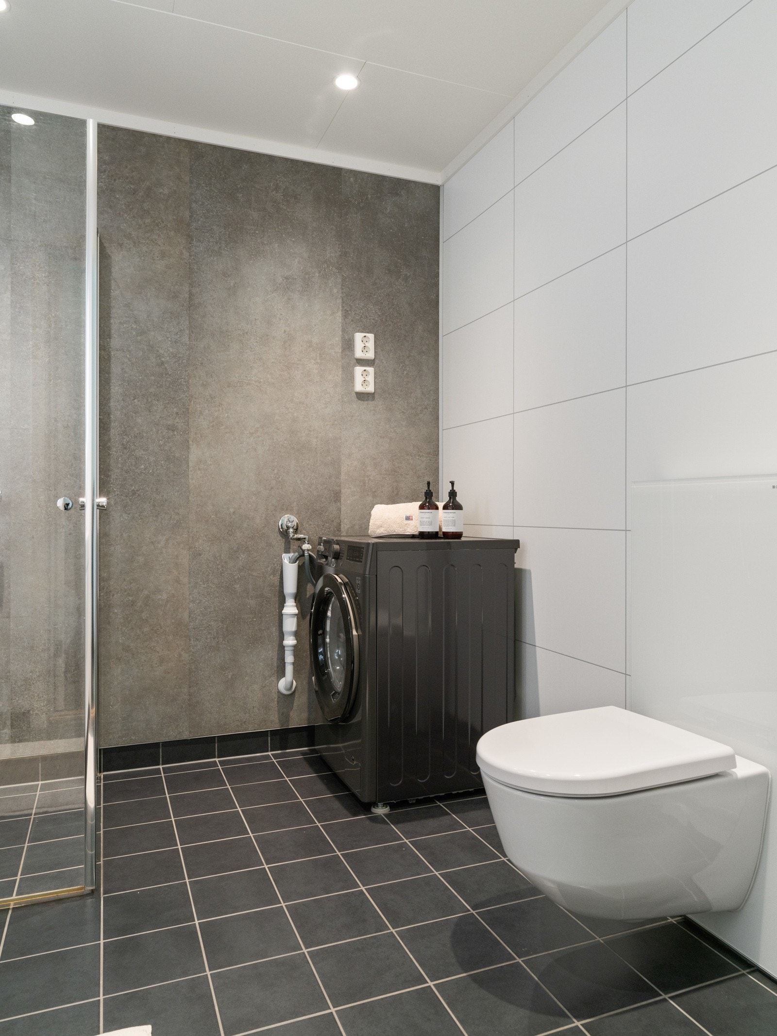 Det er opplegg for vaskemaskin på badet. Galleribilde