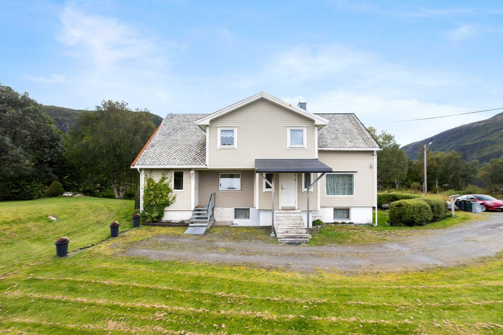 Eiendommen ligger i Rakvågen på Midsund Galleribilde