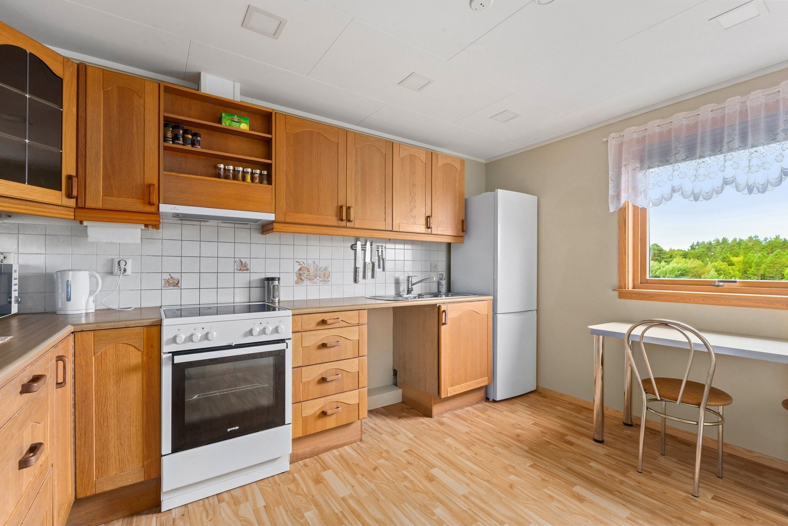 Kjøkkeninnredning med under- og overskap Galleribilde