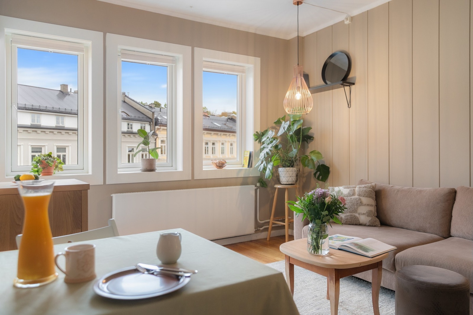 I stuen er det plass til sofa og spisegruppe. Galleribilde