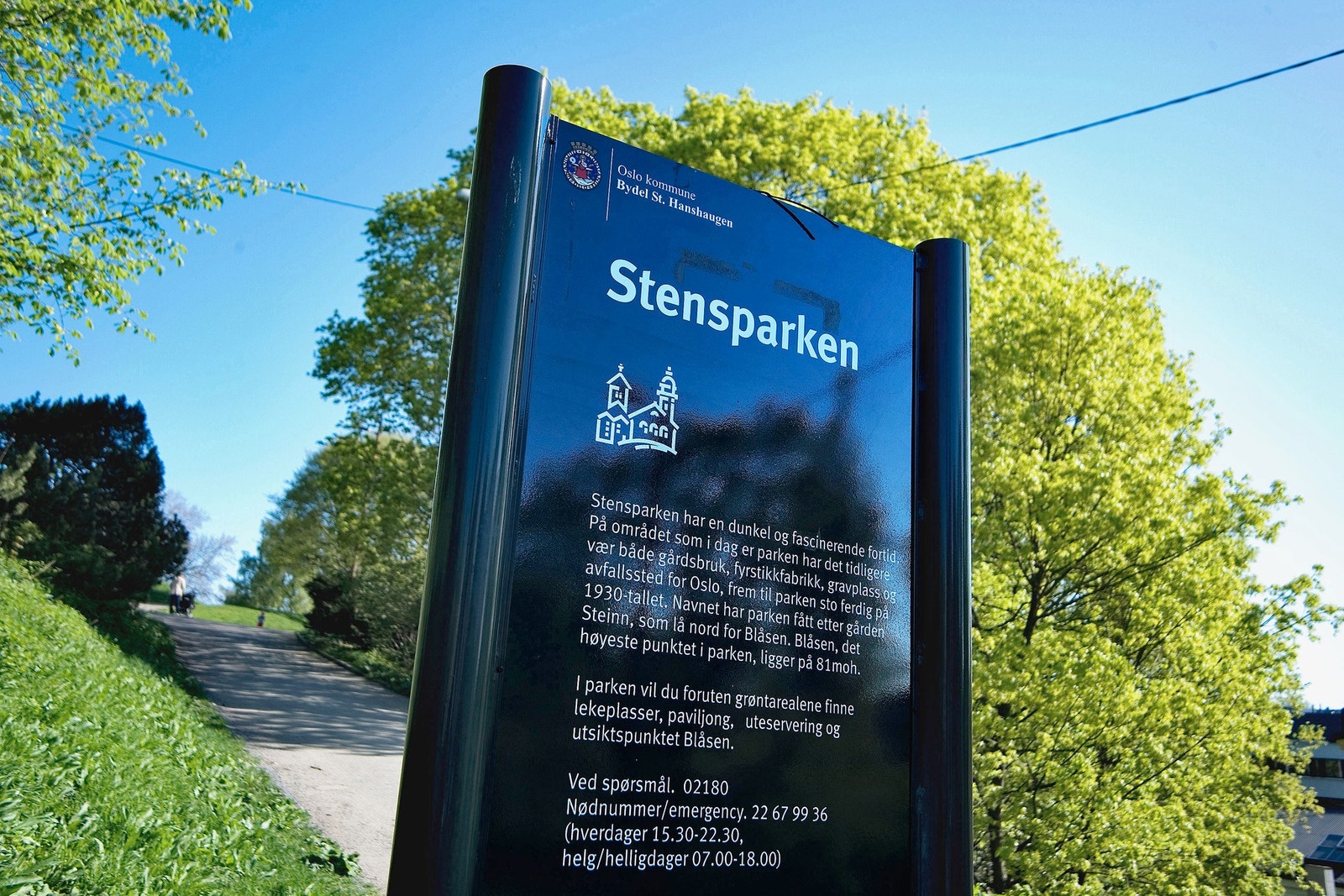 Stensparken ligger på en høyde i bydelen og er et populært grøntområde for både store og små. Galleribilde