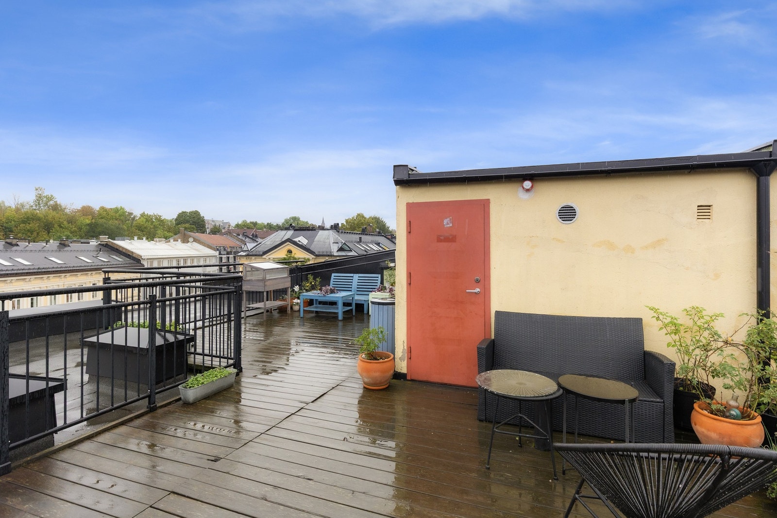 Enkel tilgang til felles takterrasse med svært gode solforhold. Galleribilde