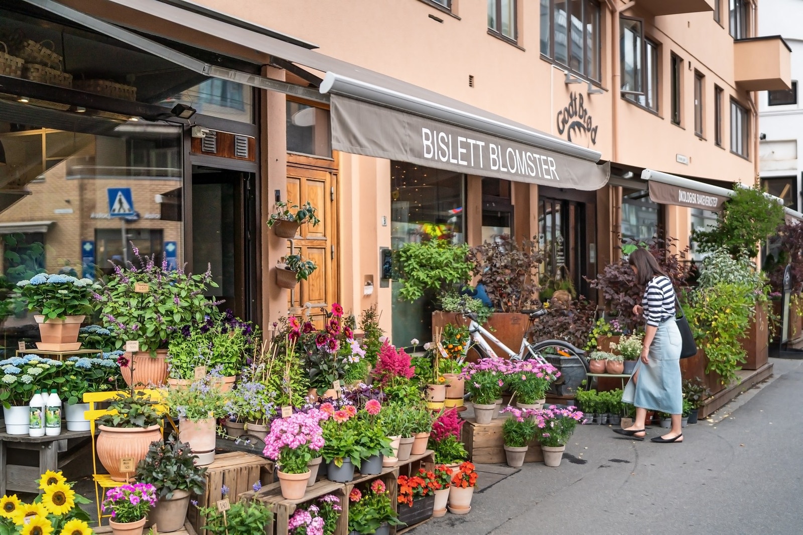 Thereses gate skilter med kaféer, restauranter og kollektivmulighete i tillegg til hyggelige nisjebutikker. Galleribilde