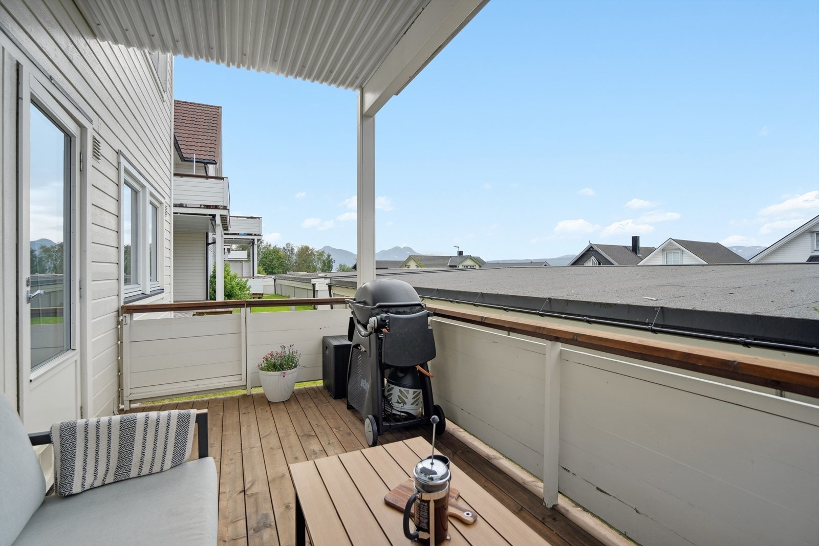 Overbygget stor terrasse med vestvendt utsikt og gode solforhold Galleribilde