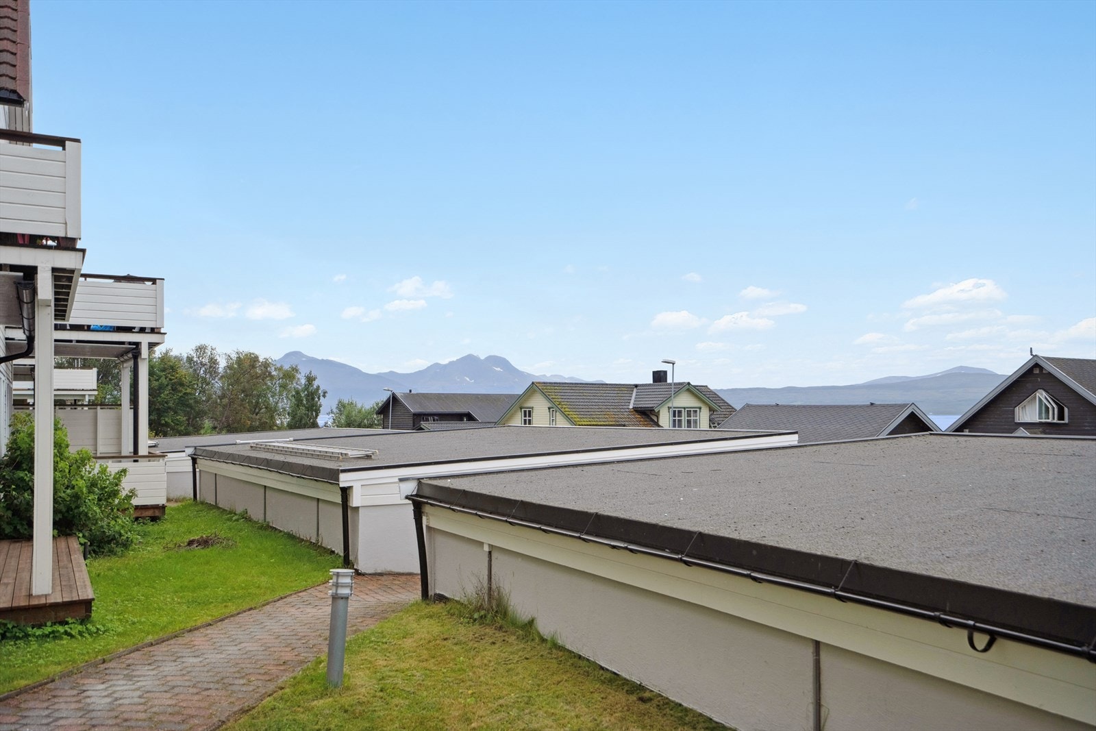 Utsikt fra terrassen mot deler av Kvaløya og Malangshalvøya i sør Galleribilde