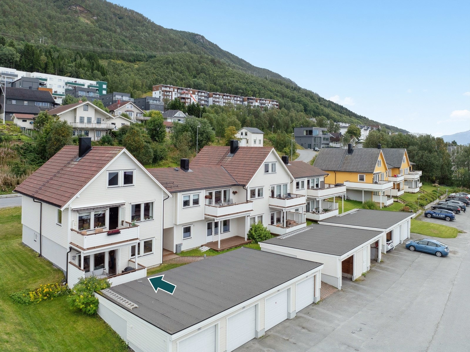 Leiligheten befinner seg på enden mot nord i u.etg. Parkering i garasje i rekke Galleribilde