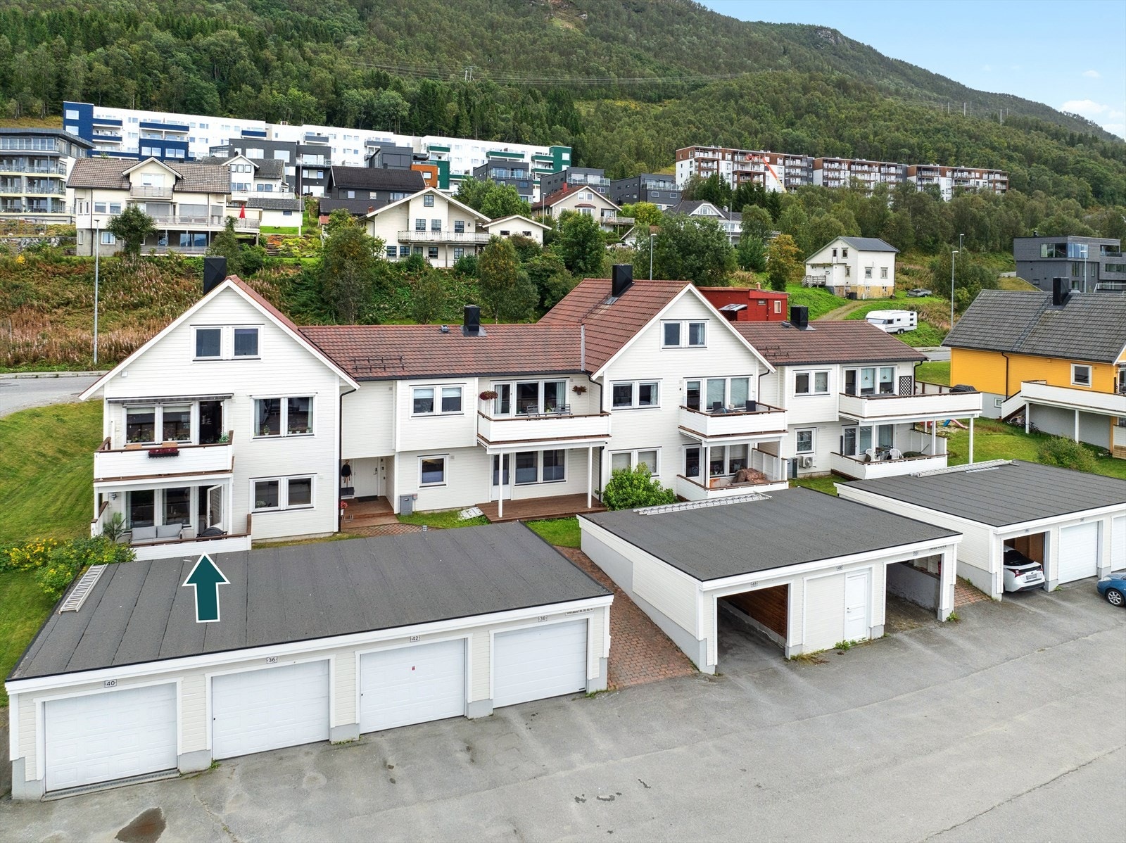 Leiligheten befinner seg på enden mot nord i u.etg. Overbygget felles inngangsparti. Parkering i garasje i rekke Galleribilde