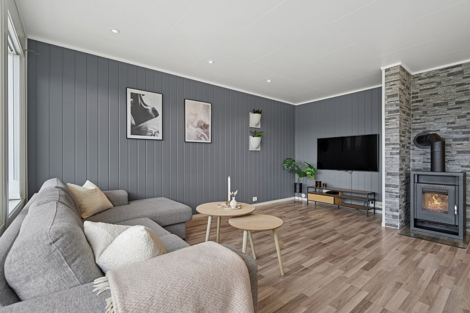 Stuen er romslig og utstyrt med vedfyring Galleribilde
