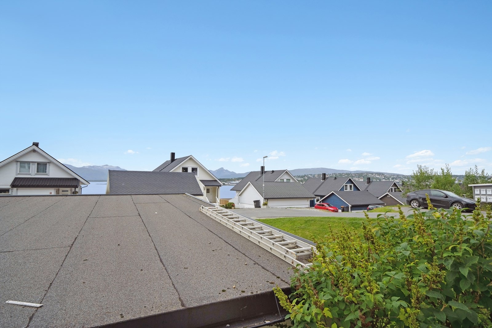 Utsikt fra terrassen mot sydspissen av Tromsøya og deler av Tromsøysundet Galleribilde