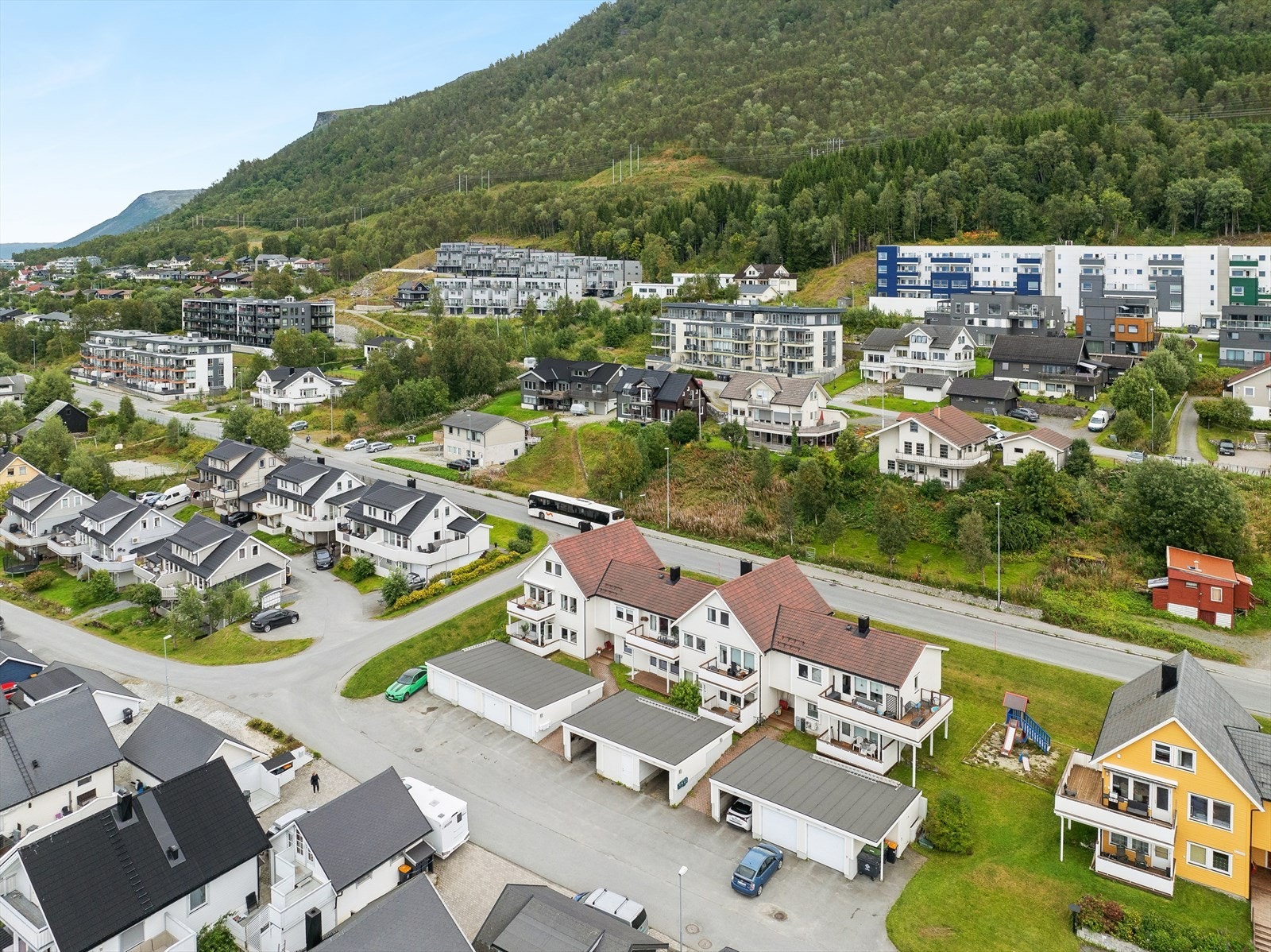 Her er umiddelbar nærhet til både busstopp, ballbinger og lekeplasser Galleribilde