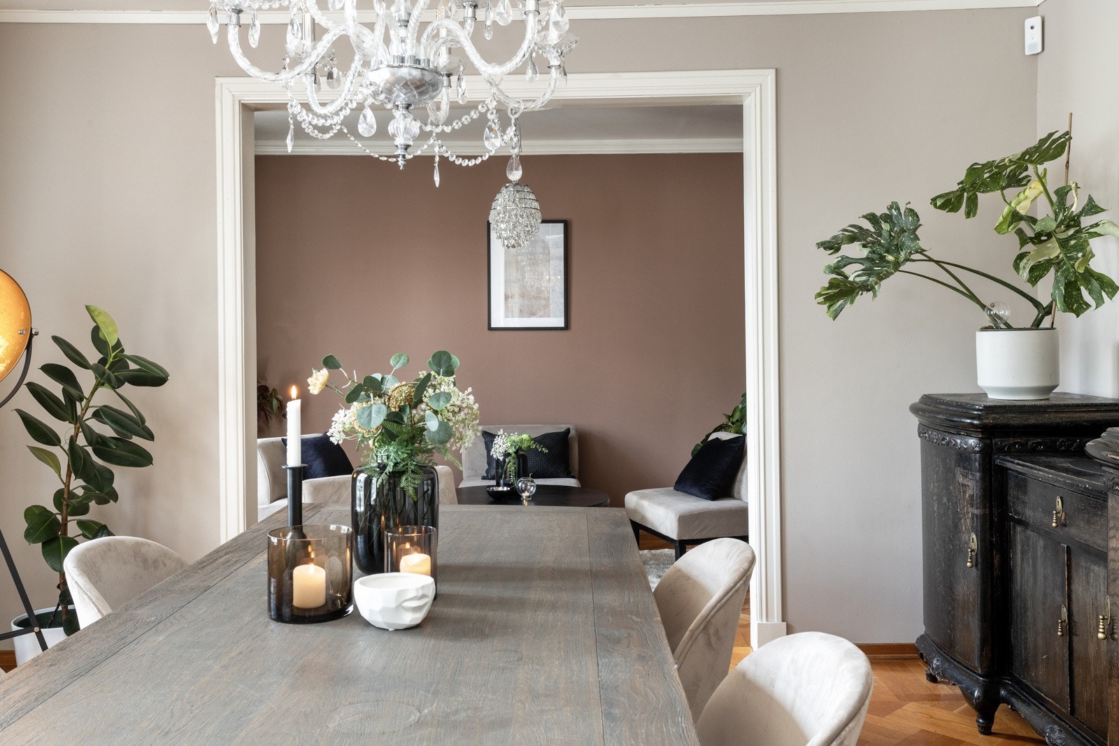 Huset består av tre stuer som vi har valgt å kalle dagligstue, spisestue og finstue. Galleribilde