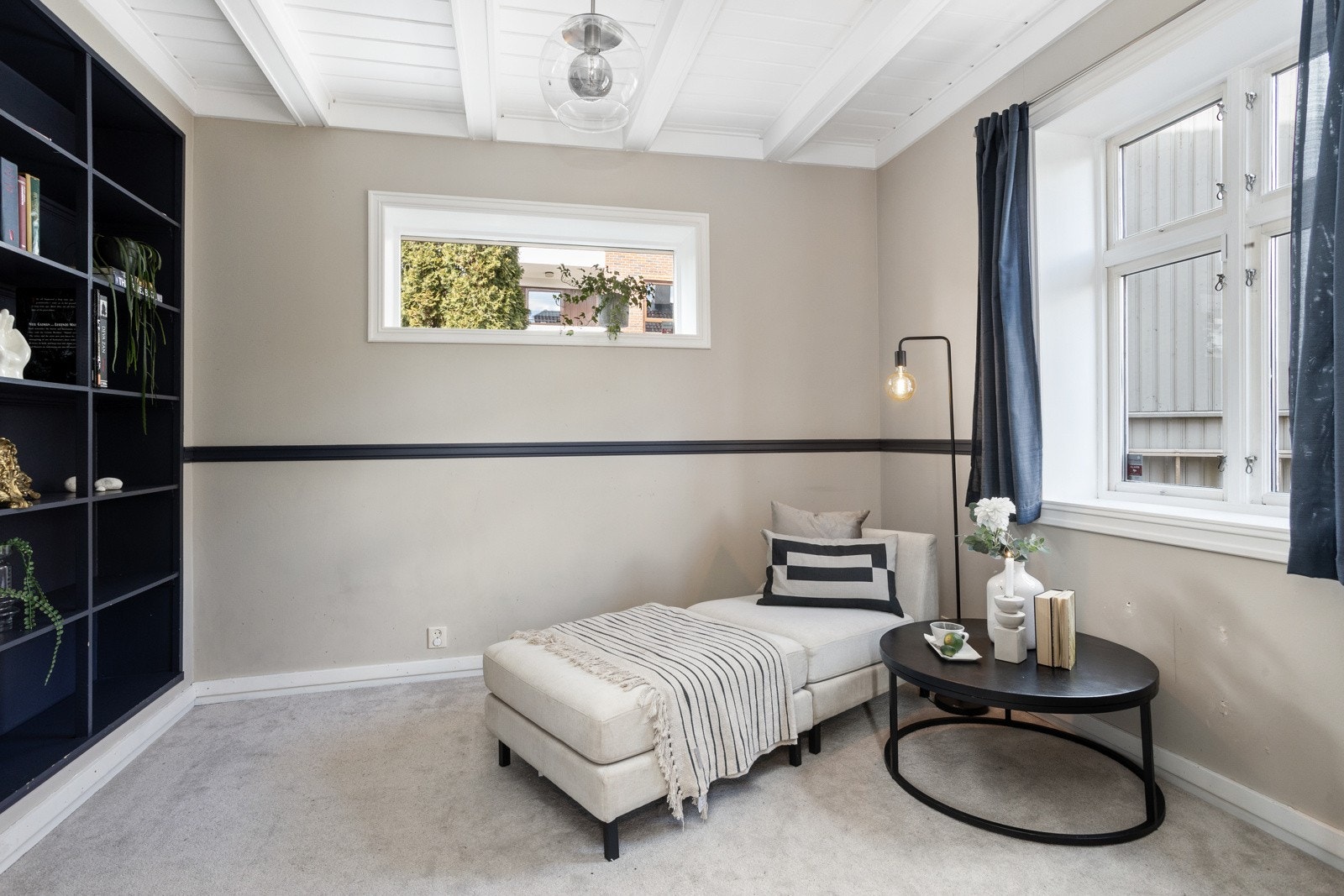 Spverommet i 1.etasje er innredet som biblotek med høye hyller og mye naturlig lys. Rommet har en varm og innbydende atmosfære som gjør det til det perfekte stedet for å unnslippe virkeligheten og fordype deg i en annen verden. Galleribilde