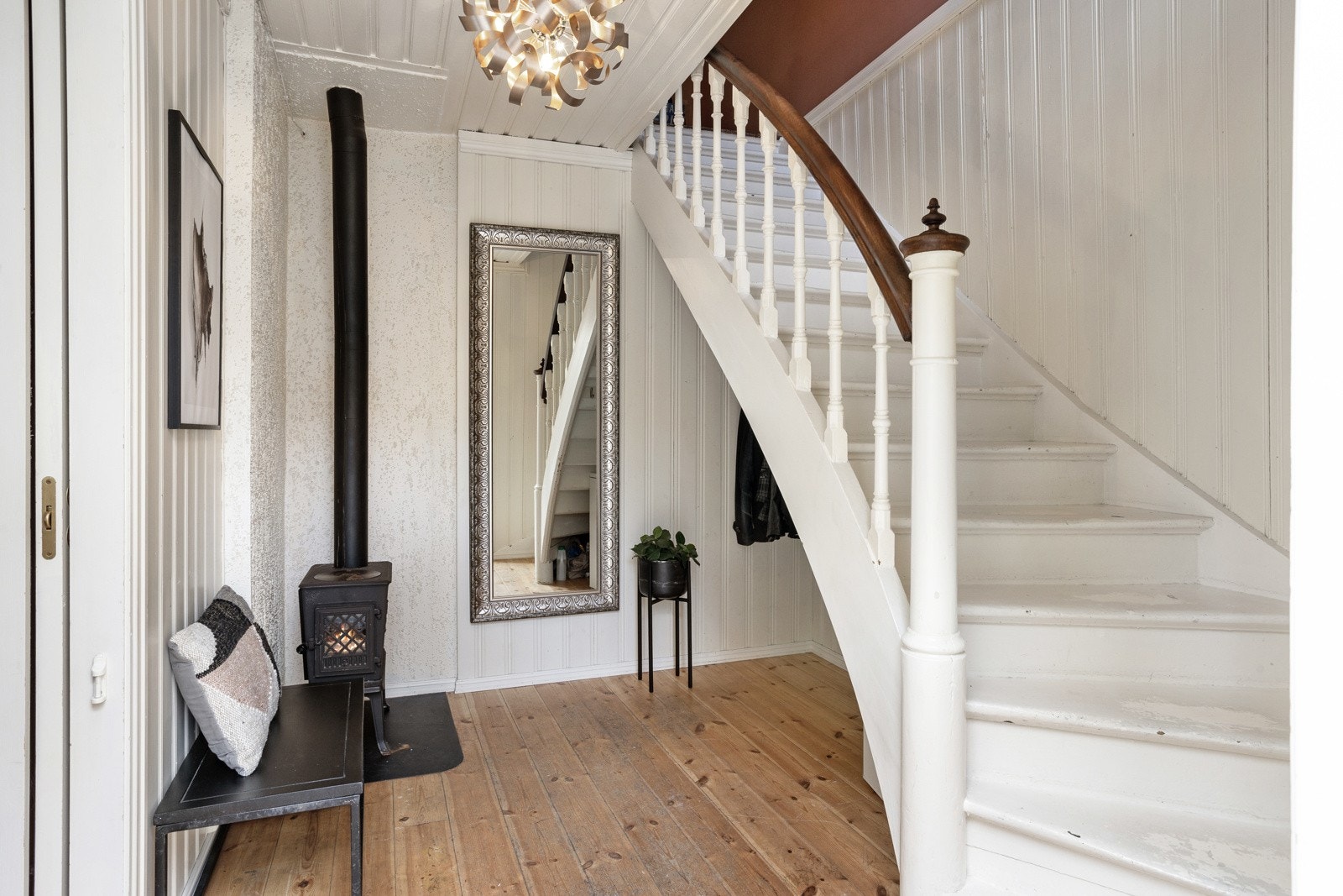 Entre med en klassisk trapp som fører til andre etasje. Galleribilde