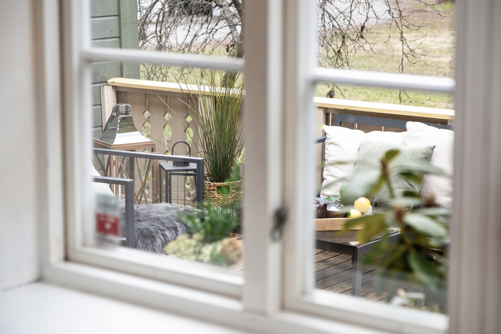 Hyggelig utsyn mot den nordvestvendte uteplassen. Galleribilde