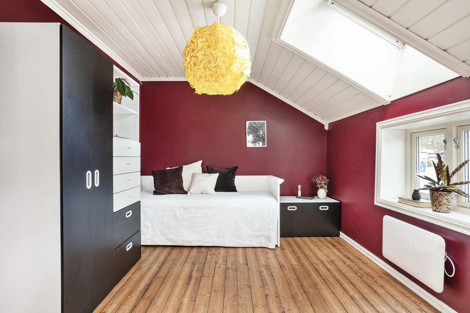 Et lilla tennåringsrom med klesskap og koselig seng for en perfekt balanse mellom interesser og avslapning." Galleribilde