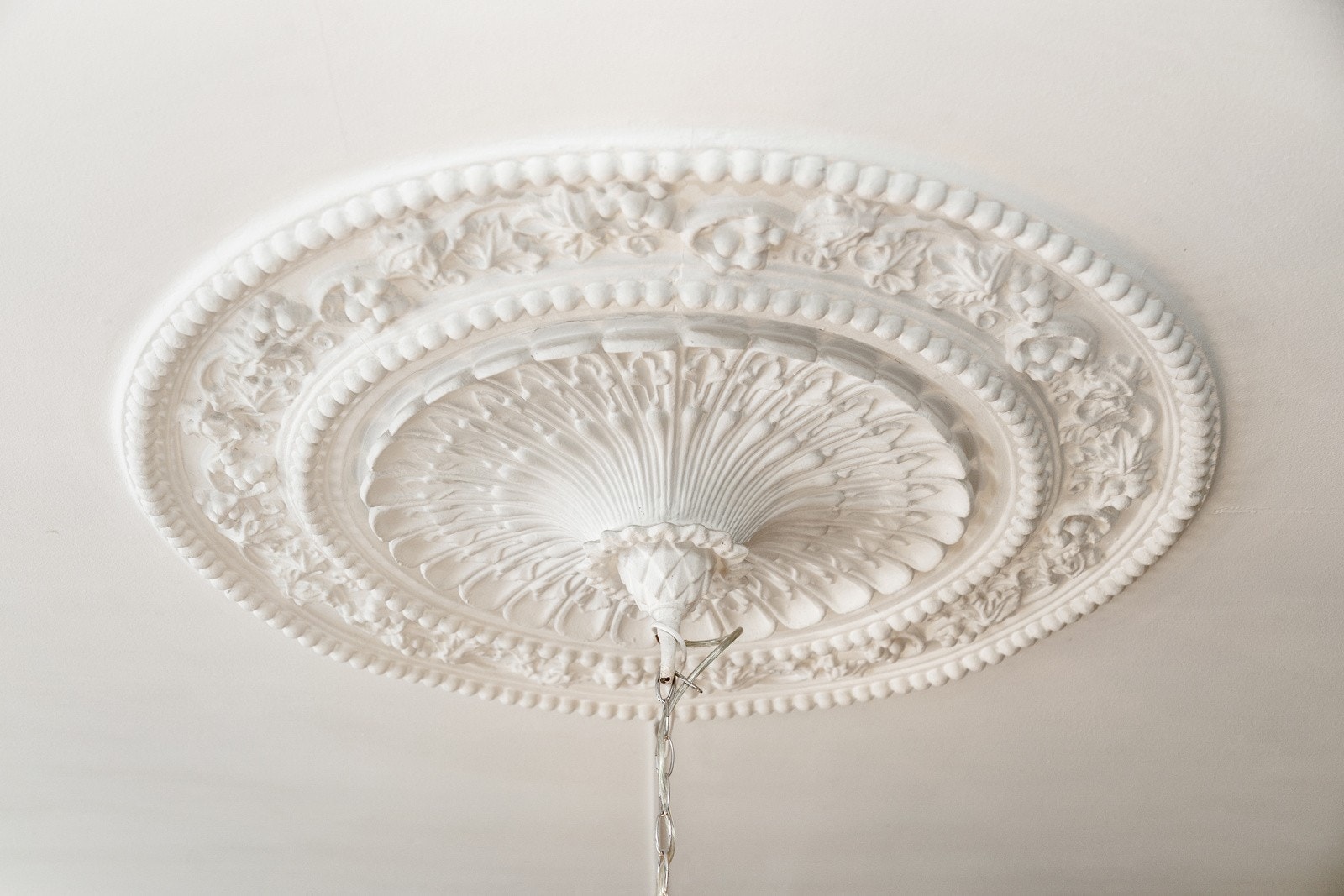 Takrosett i hverdagsstuen gir en vakker og klassisk touch til rommet. Galleribilde