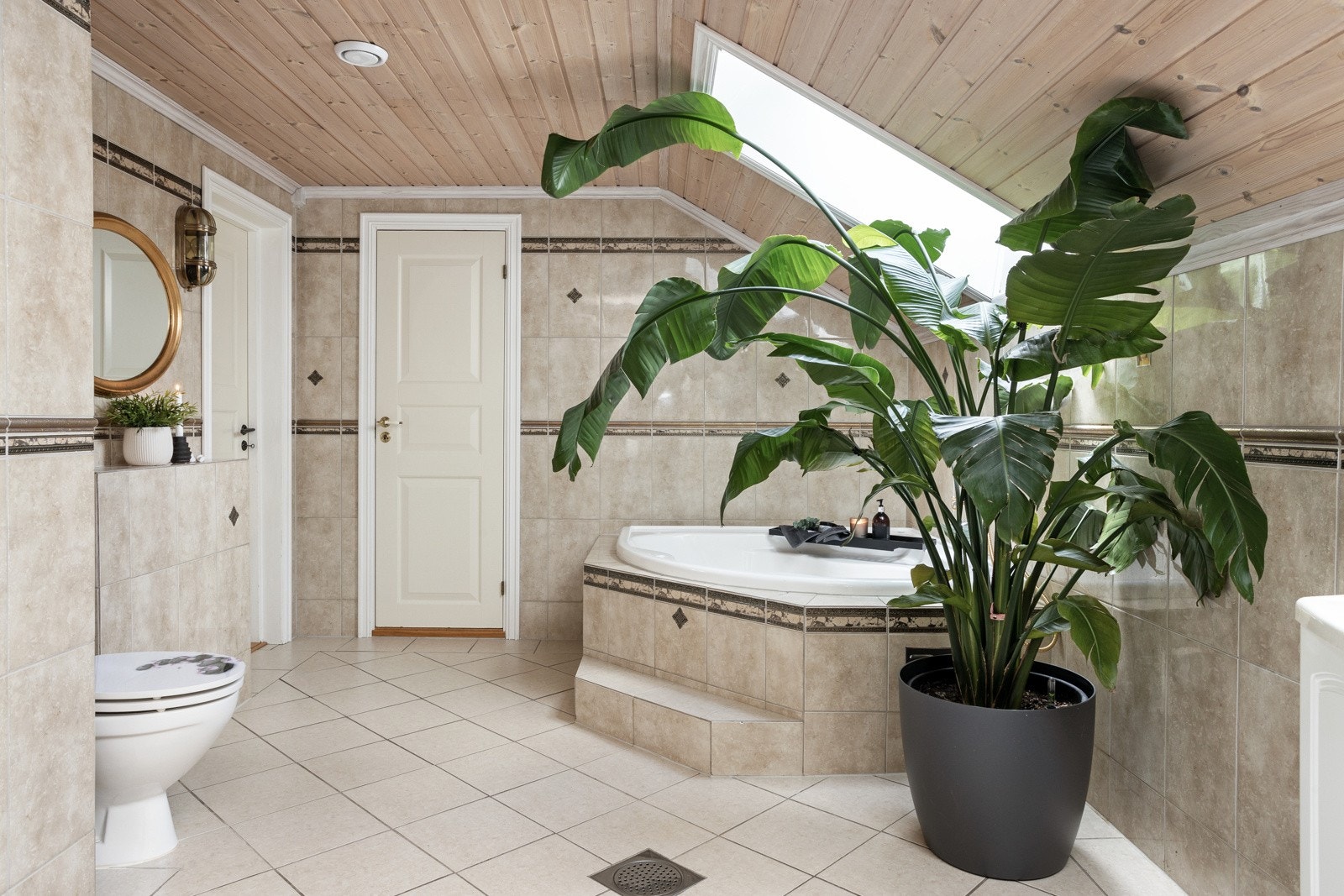 Badet har to innganger, en fra gangen og en fra hovedsoverommet. Eget vaskerom innenfor badet. Galleribilde