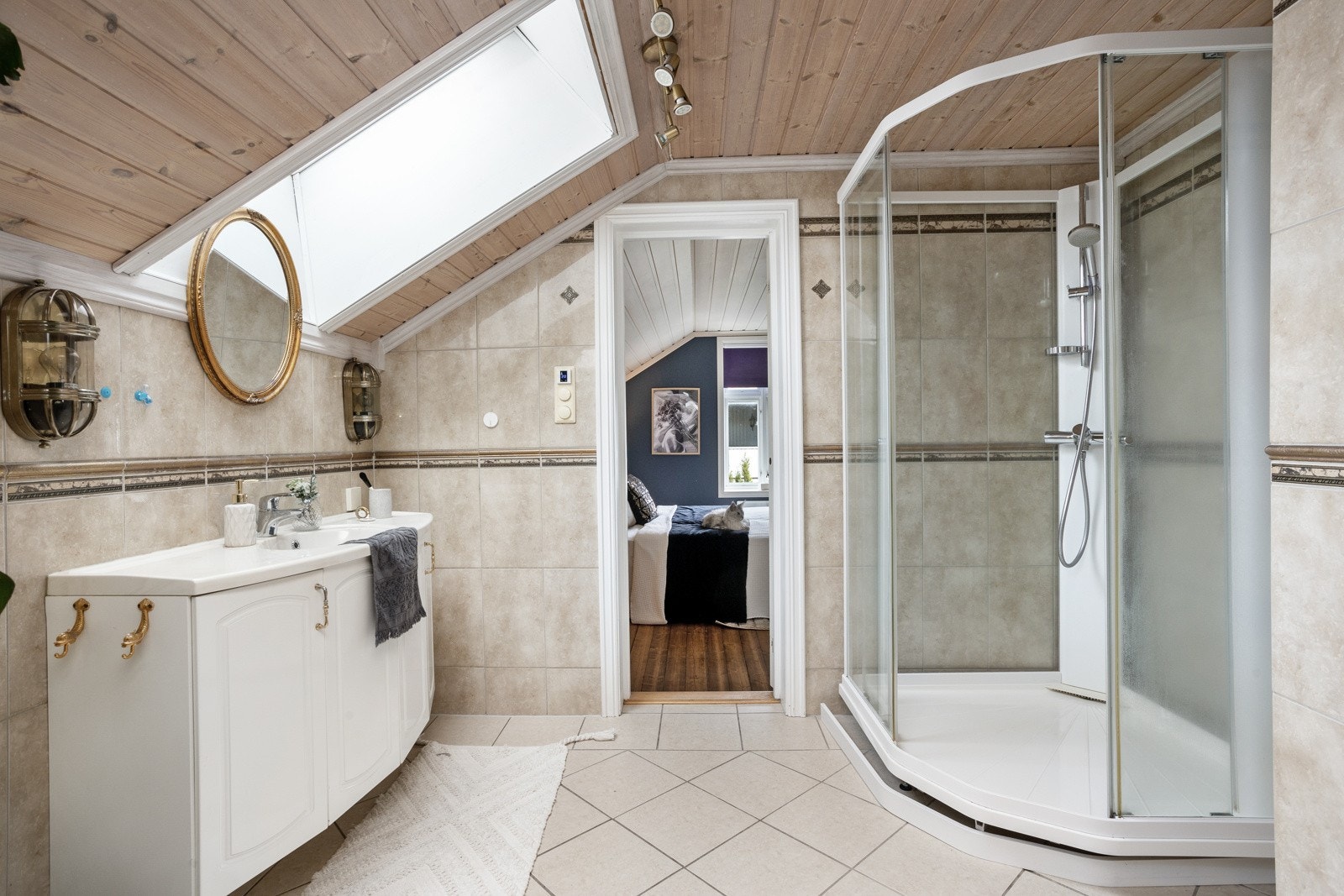 Takvinduet gir rikelig med naturlig lys som gir en behagelig atmosfære. Galleribilde